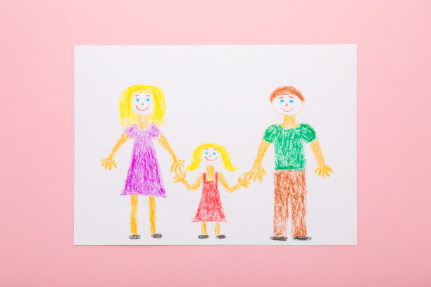 在淡粉色的桌子背景上，用彩色蜡笔在白纸上画出父亲、母亲和女儿的形状。柔和的颜色。特写镜头。幸福有爱的家庭观念。自顶向下视图。图片下载