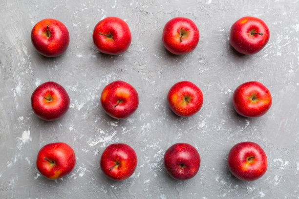 俯视图，彩色背景上有许多红苹果。秋天的图案与新鲜的苹果上图图片下载