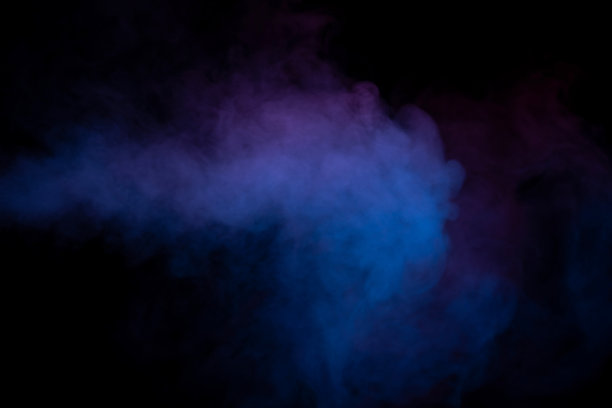 蓝色和紫色蒸汽在黑色的背景。图片下载