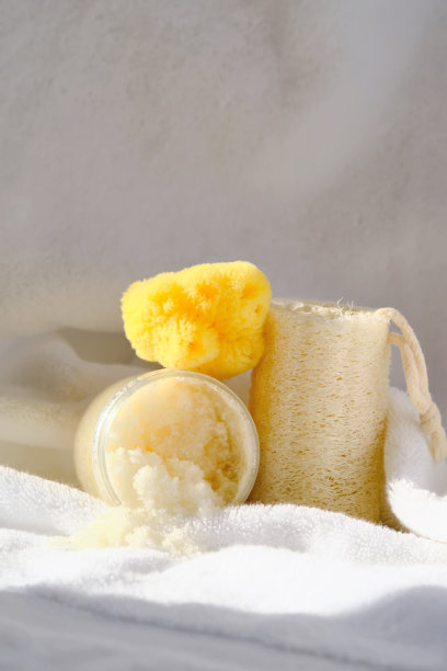 搓澡，丝瓜毛巾和有机海绵的背景上的毛巾毛巾。图片下载