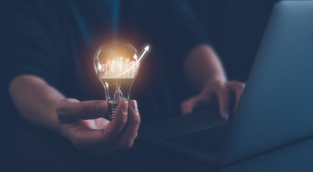 投资策略理财和创意理念，人拿灯泡用虚拟交易图，启发和创新新技术图片下载