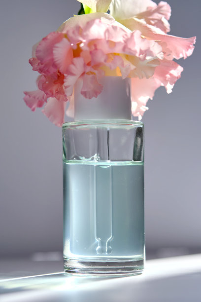 血清用滴管带春花。图片下载