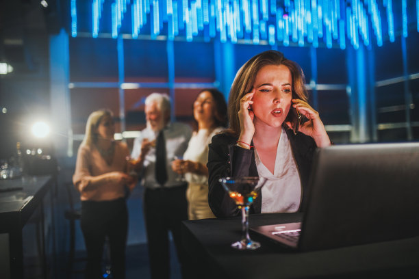 女商人下班后在夜总会和工作在笔记本电脑和得到坏消息图片下载