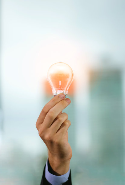 拿着灯泡的商人。大脑创造性思维思路和创新观念。图片下载