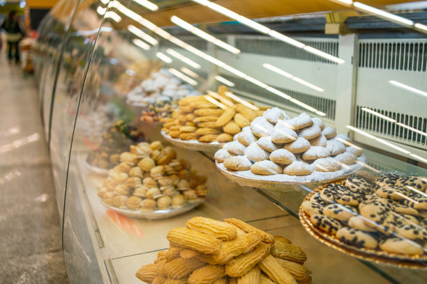 超市里的东方糖果。柜台上摆满了东方的糖果图片下载