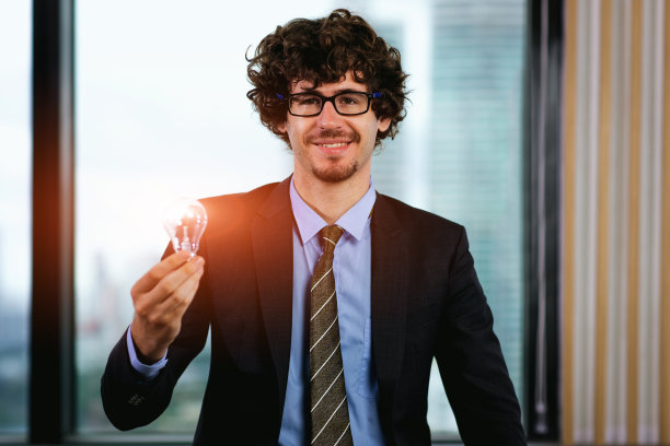 拿着灯泡的商人。大脑创造性思维思路和创新观念。图片下载