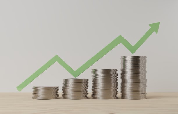 白底木桌上堆着硬币。赚钱赚钱的经营理念。三维演示图片下载