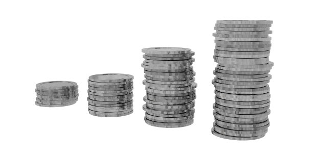 白色背景上孤立的一叠银币，具有赚取利润的经营理念。三维演示图片下载