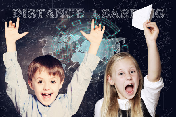 小学生穿校服，女生张大嘴巴——好玩!远程教育、e- learning、互联网教育理念图片下载