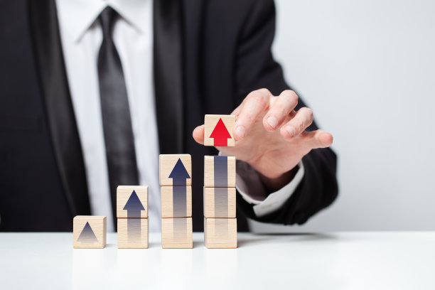 木块配红黑箭头图标，企业盈利成功理念图片下载