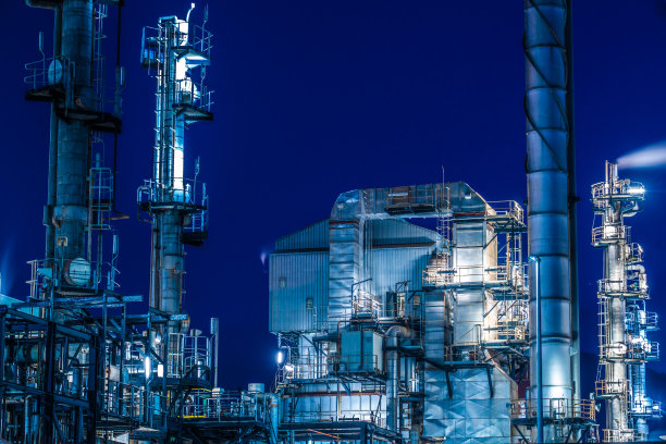 石化油气精炼厂夜间作业图片下载