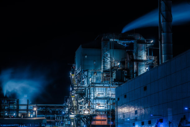 石化油气精炼厂夜间作业图片下载