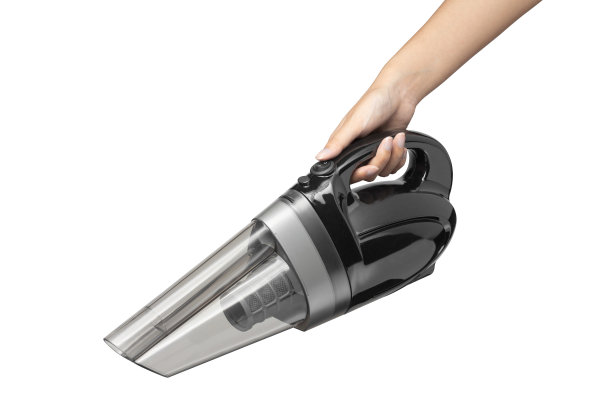 女人用吸尘器在白色的手上吸尘图片下载