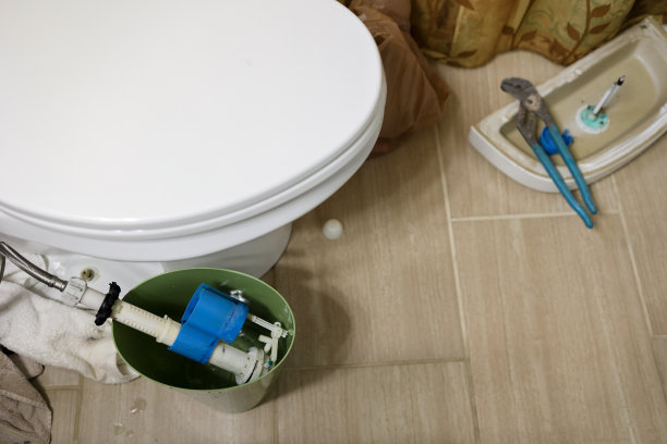 正在修理住宅浴室漏水的马桶管道图片下载