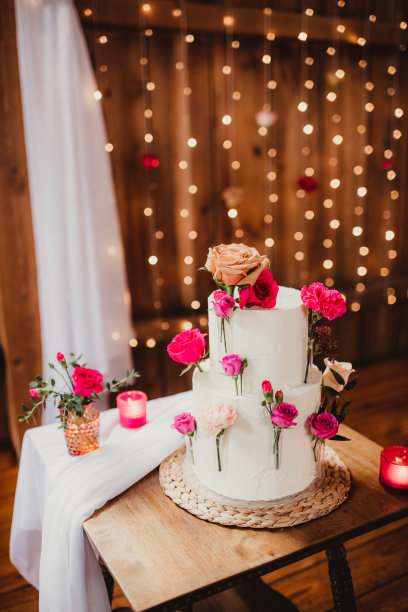 婚礼蛋糕的下角照片与松散的玫瑰图片下载