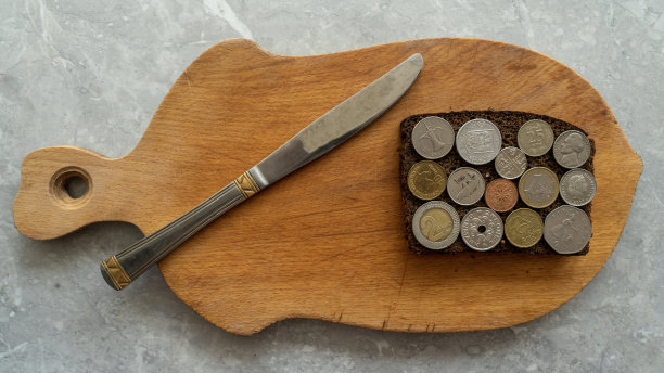 黑面包和硬币三明治图片下载