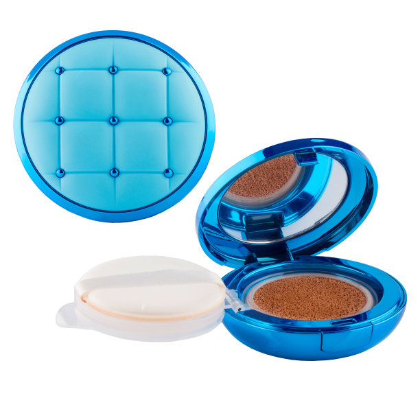 化妆用的古铜色粉饼装在塑料盒里，带一面镜子和一把刷子，底色为白色图片下载