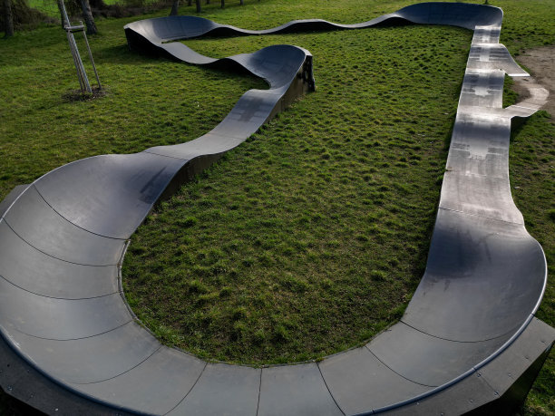 使用泵(上下移动)来代替踩踏板和弹跳，沿着模块化的泵轨道，椭圆形，无人机轨道移动自行车，踏板车，滑板和单排溜冰鞋图片下载