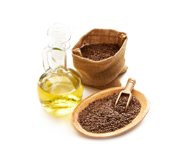 在白色背景上分离的亚麻籽油。亚麻籽油和亚麻籽袋分离。亚麻籽油图片下载