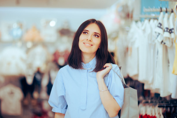 在服装店购物的快乐女人图片下载