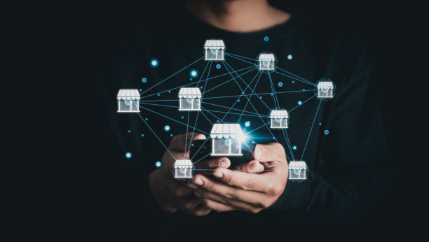 特许经营理念。商人在全球网络连接中触摸特许经营营销系统图标。图片下载