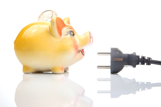 储蓄罐和一个电线插头。节约电能。节能理念图片下载