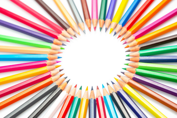 彩色铅笔。在白色背景上作画的一套彩色铅笔。绘画的艺术创造力图片下载