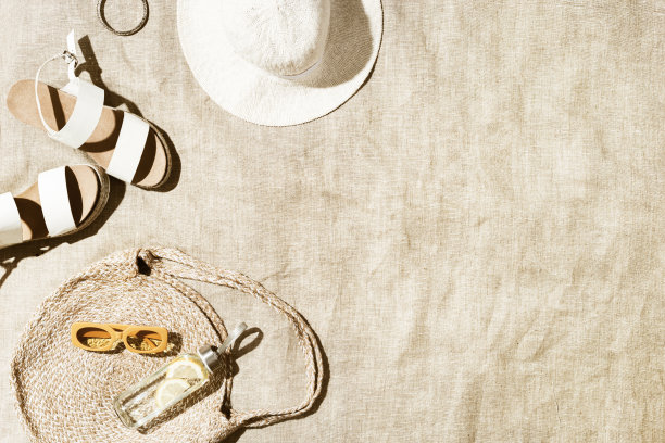 暑假，海滩休息概念，美学平铺时尚沙滩包，白色遮阳帽，皮凉鞋，排毒喝柠檬水沙滩毛巾在阳光下，生活方式新潮复古照片，俯视图图片下载