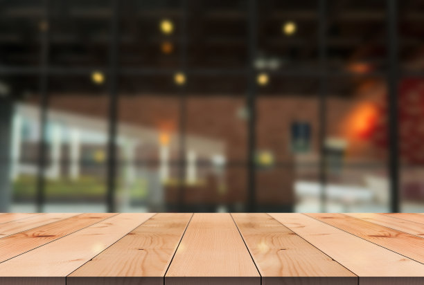空的木制桌面与灯光散景模糊餐厅背景。图片下载