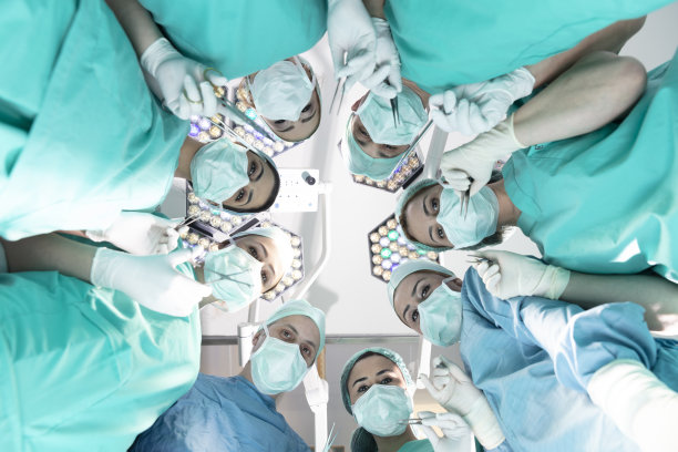 手术室的护士和外科医生图片下载