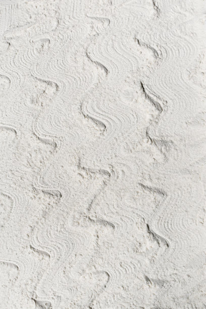 用白面粉制成的柔软的白色波浪纹理背景。沙滩上的沙子创意图案概念。图片下载