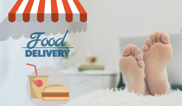 年轻女子躺在沙发上，在网上买食物。送货上门，快餐餐饮理念。图片下载