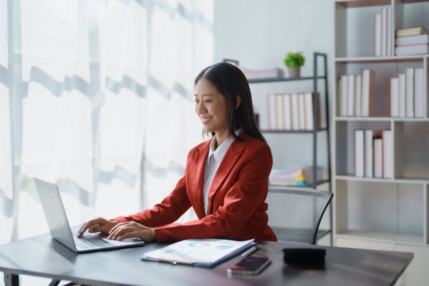 美丽的年轻亚洲女商人使用笔记本电脑和文书工作与规划工作的财务文件，税务，外汇，会计和财务顾问图片下载