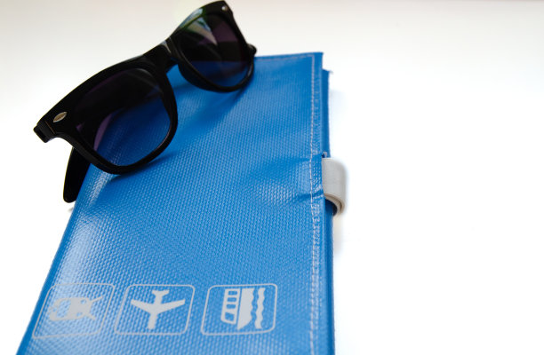 旅行钱包和太阳镜图片下载