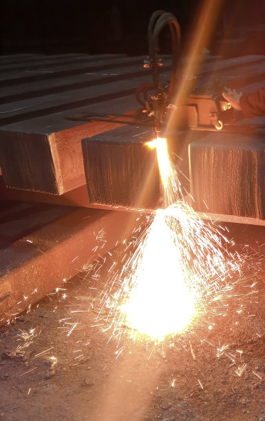 在工厂进行金属加工。这台机器加工金属。金属气割机。冶金学。在铸造冶金厂工作。图片下载