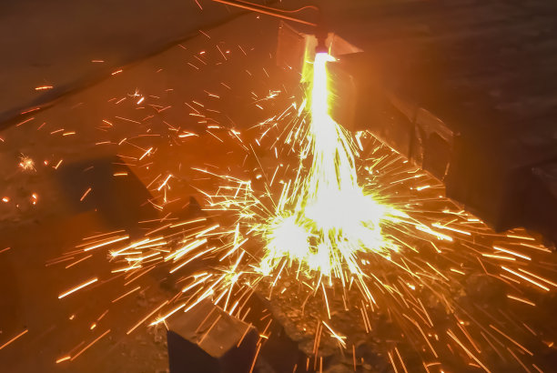 在工厂进行金属加工。这台机器加工金属。金属气割机。冶金学。在铸造冶金厂工作。图片下载