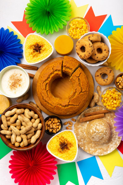 夏季嘉年华嘉年华概念。白色木质背景上的巴西草帽、爆米花、花生和玉米蛋糕图片下载