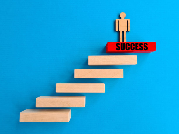 商人站在成功之巅的阶梯顶端图片下载