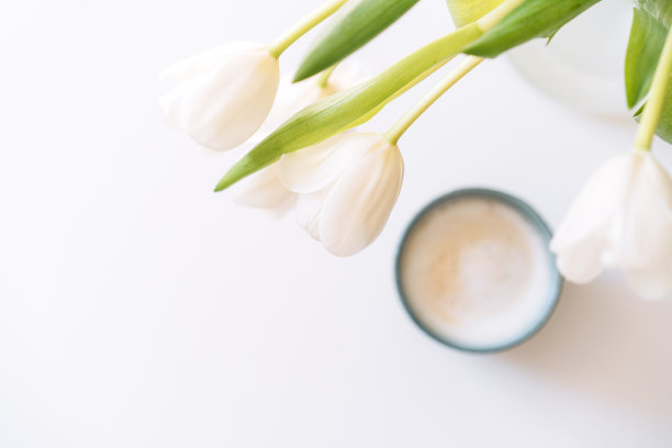 白色背景上的白郁金香花束和一杯咖啡图片下载