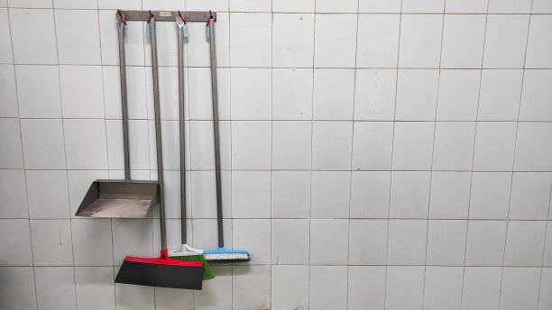 清洗设备挂在衣架上图片下载