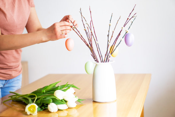 花店女工的手正在装饰花束。图片下载