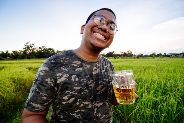 男人喝冰啤酒图片下载