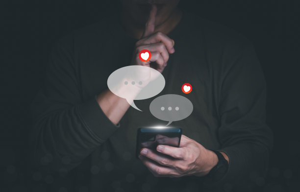 使用数字媒体、技术和社交媒体的概念。上网冲浪，男性用智能手机聊天或使用社交媒体，远程工作概念，通过互联网在家工作图片下载