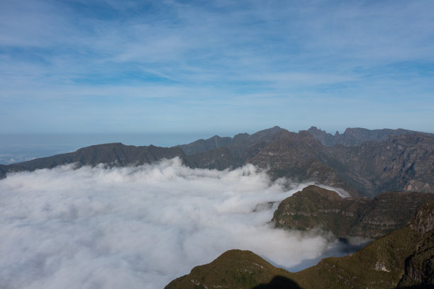 马德拉岛的日出在云层和葡萄牙最高的山峰之上。图片下载