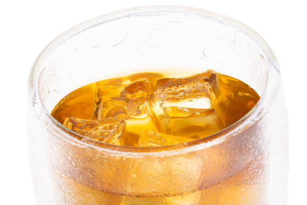 冰块滴在玻璃杯里图片下载