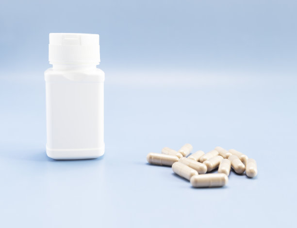 米色榆树软胶囊，蓝底白瓶，Copyspace。膳食营养补充剂，药物。Ulmus Fulva，草药治疗概念。水平面图片下载