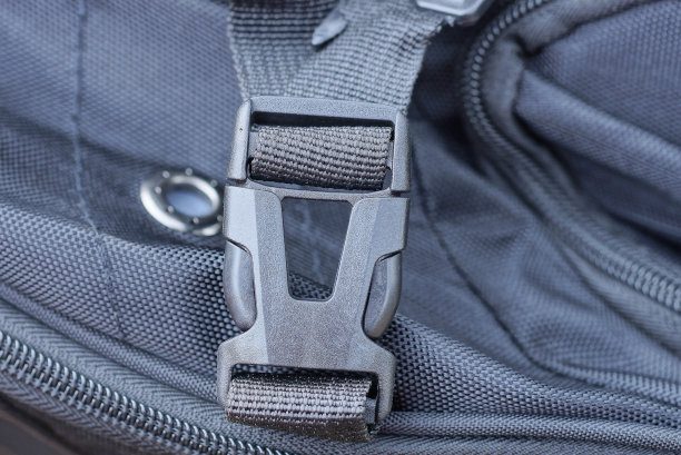 一个封闭的黑色塑料锁扣锁在织物安全带上图片下载