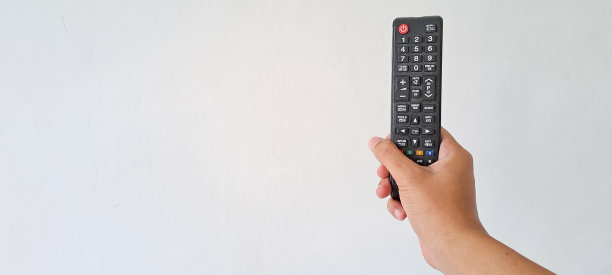 手持遥控器孤立的白色背景图片下载