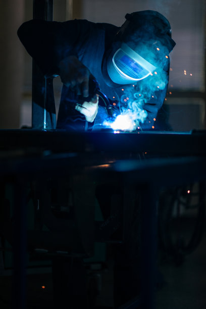 磨床切割产生火花和火焰。磨床图片下载