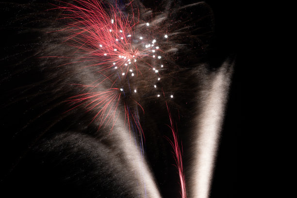 真实的红色和金色烟花黑色背景的详细视图，事件庆祝的概念图片下载